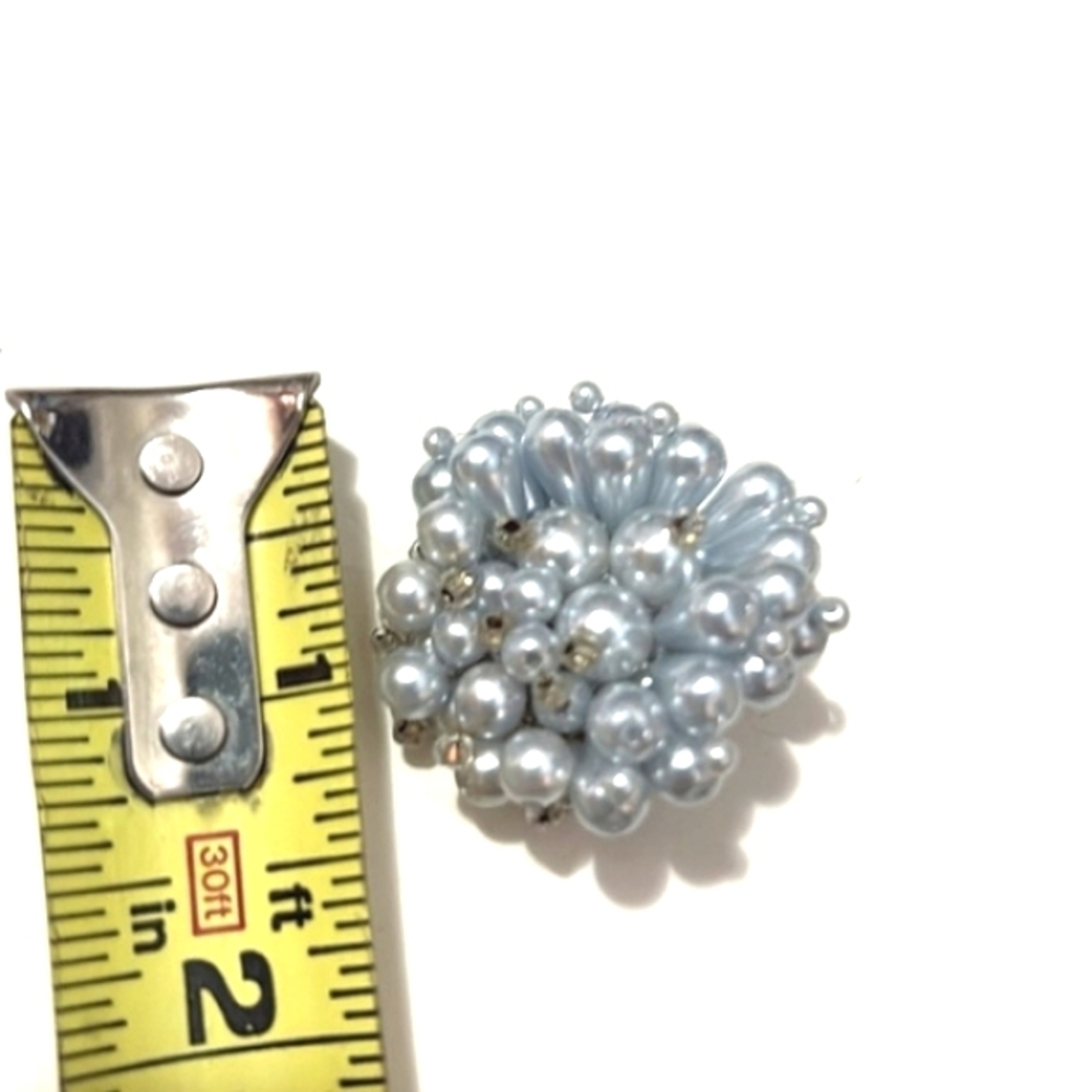 VINTAGE FAUX GRAY CLUSTERED PEARL SILVER-TONE CLIP-ON 1.4" EARRINGS - Picture 6 of 8